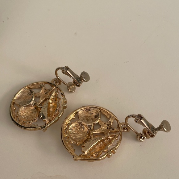 Beachy beach Gold tone Seashell Necklace and earrings set - Picture 6 of 8